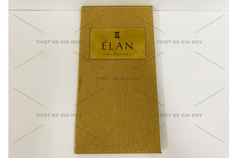 mẫu menu bìa vải linen với logo khắc laser trên miếng đồng