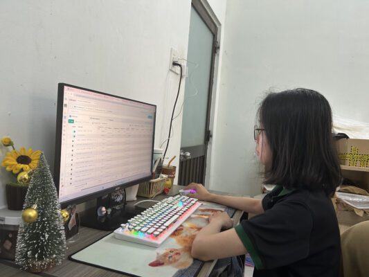 Nhân viên công ty đang thiết kế menu