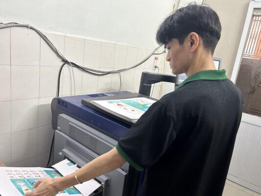 Nhân viên công ty thực hiện công việc in menu