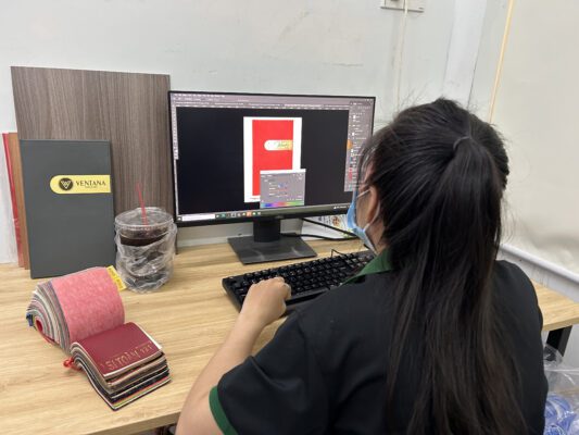 Nhân viên công ty đang thiết kế bìa menu