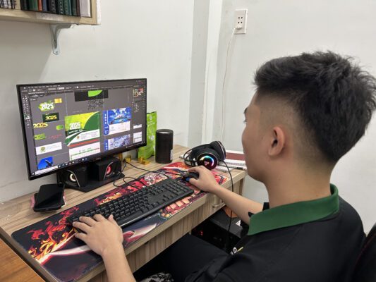 Nhân viên công ty đang thiết kế mẫu menu