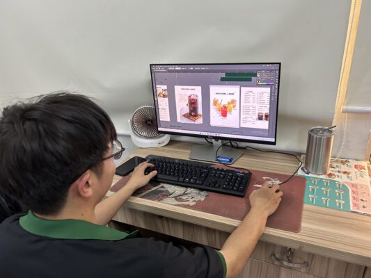 Nhân viên công ty đang thiết kế menu tờ rời