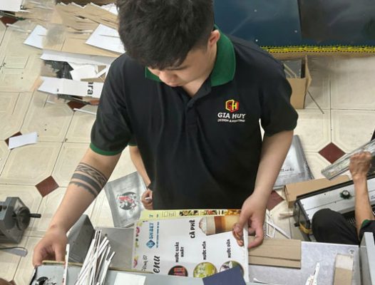Nhân viên gia huy thực hiện cắt menu quán cafe