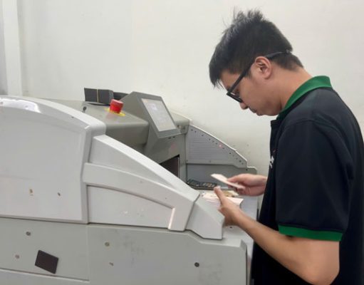 Nhân viên gia huy thực hiện cắt card visit